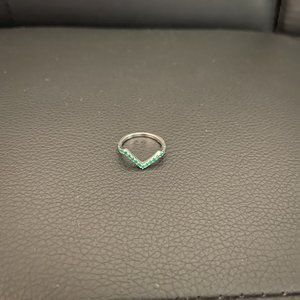 18k White Gold Green Sapphire Zig Zag Ring - Size 6.5